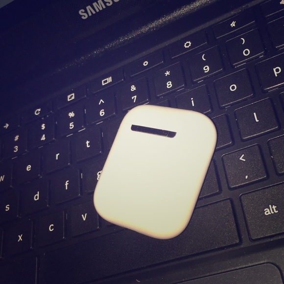 Apple AirPods - Picture 1 of 2